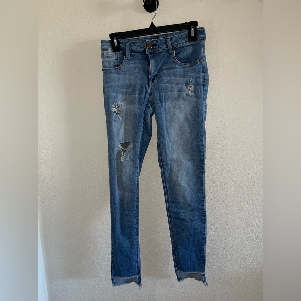 1822 Denim Blue Ankle Cropped Jeans with Distressed Details